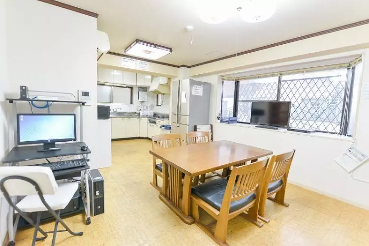 शिन्जुकु में एक साझा घर में रहने का कमरा