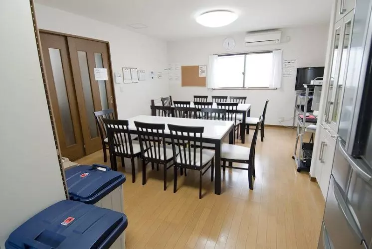 Ruang tamu di rumah berbagi di Shinjuku
