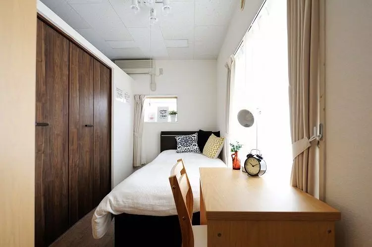 योत्सुया में एक साझा घर में अर्ध-निजी कमरा