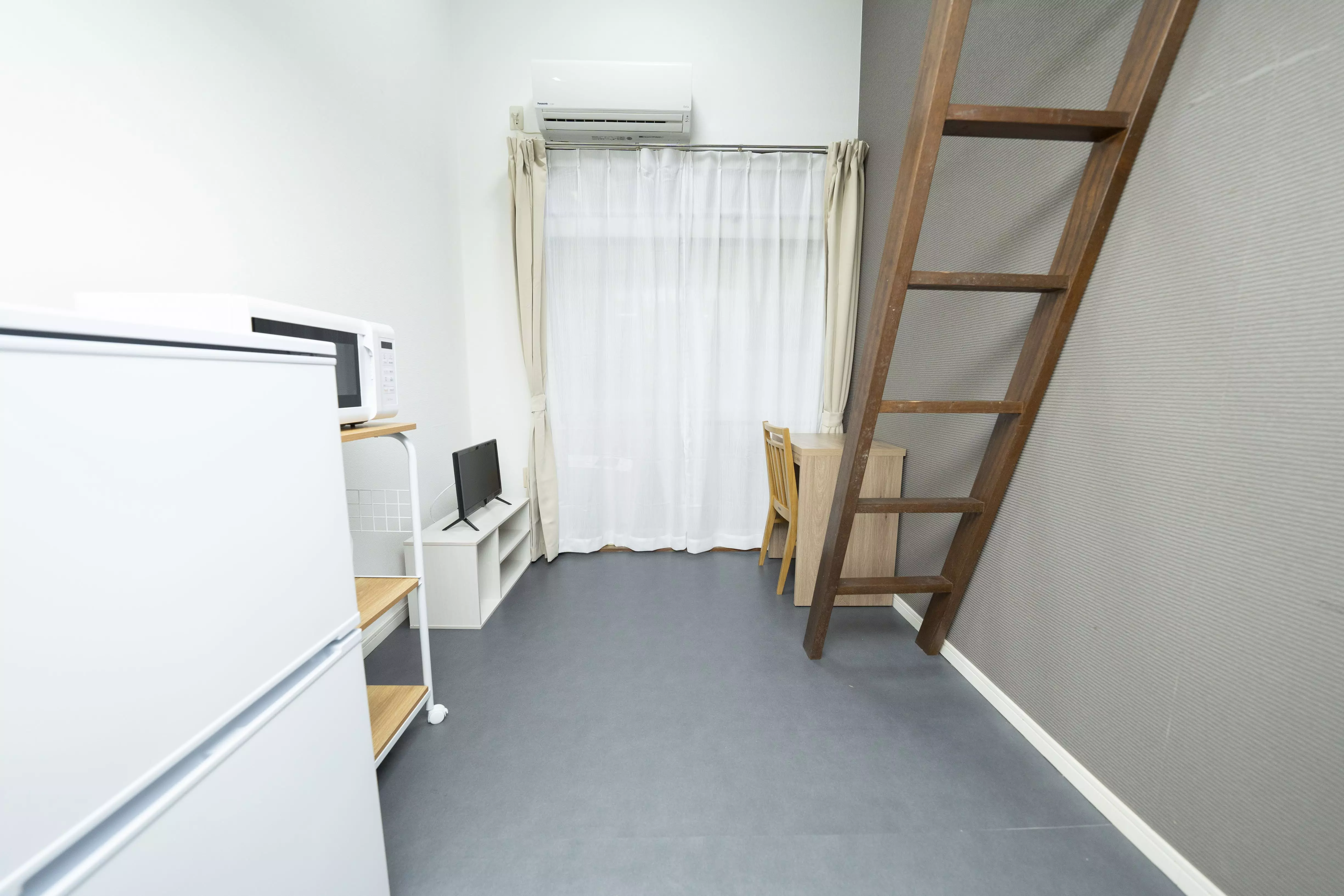 AP449 House Royal 102 3